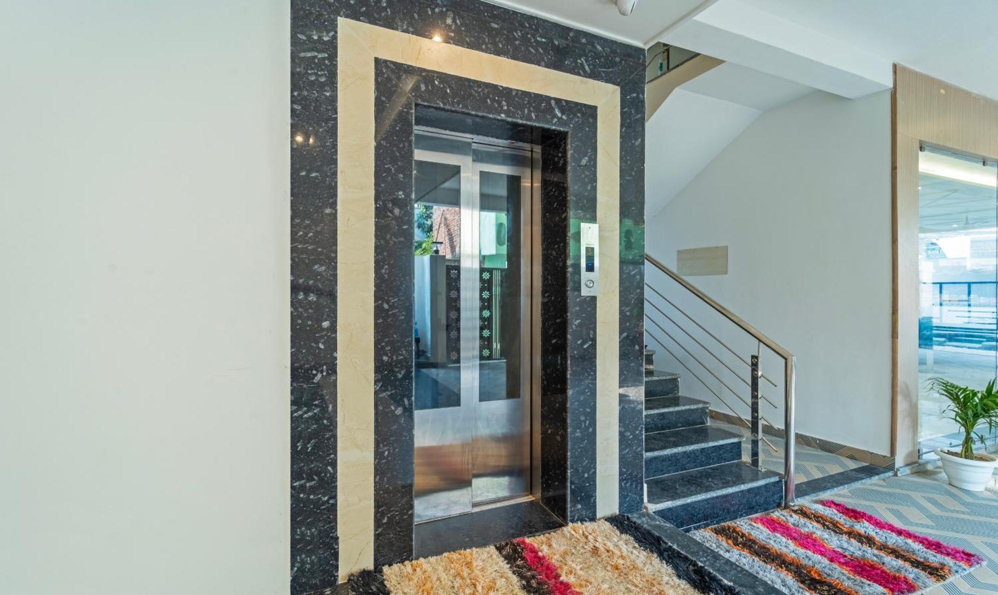 Treebo Raj Palace Waranasi Zewnętrze zdjęcie